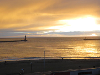 Eon-Arts, artist Ian Potts, a photograph of the Roker lighthouse taken by Ian Potts