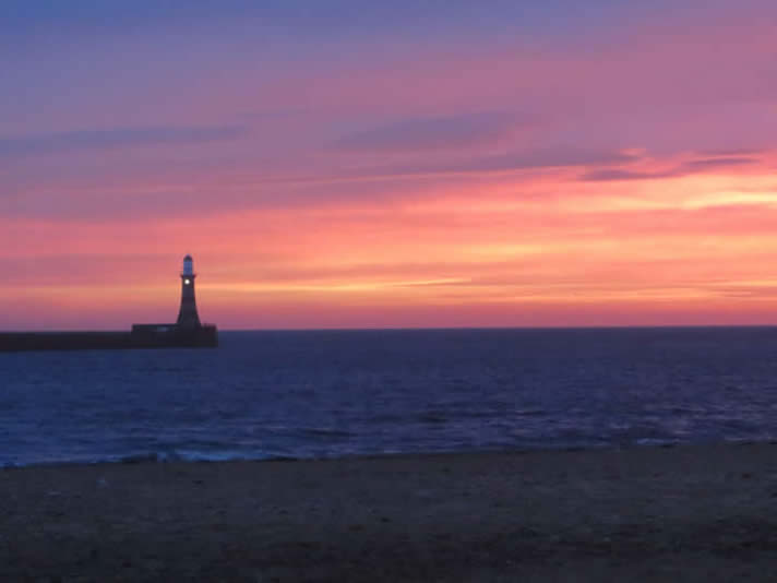 Eon-Arts, artist Ian Potts, the Roker Lighthouse photograph taken by artist ian Potts.